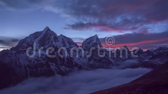 黄昏时分塔波切和乔拉特山尼泊尔喜马拉雅山视频的预览图