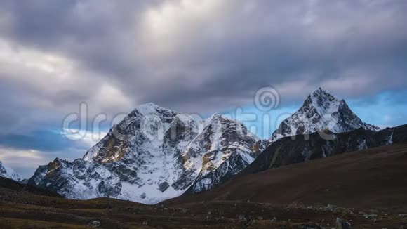多云多云的多波切山脉喜马拉雅山尼泊尔视频的预览图