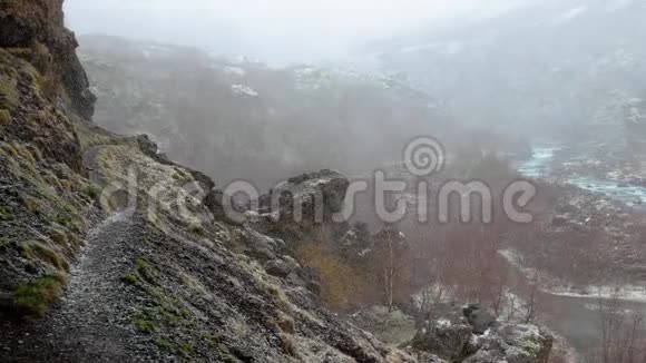 山谷里落下的雪视频的预览图