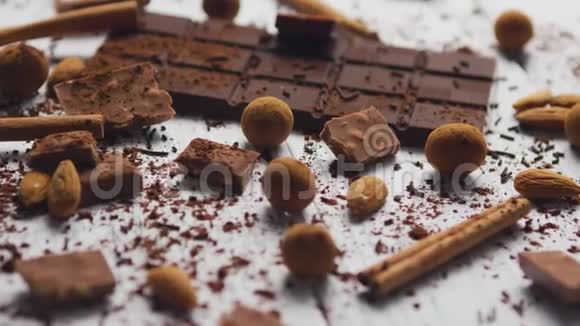 黑巧克力糖果和香料视频的预览图
