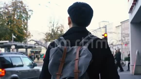 年轻的亚洲旅行背包客在欧洲市中心在奥地利萨尔茨堡大街上散步的人视频的预览图