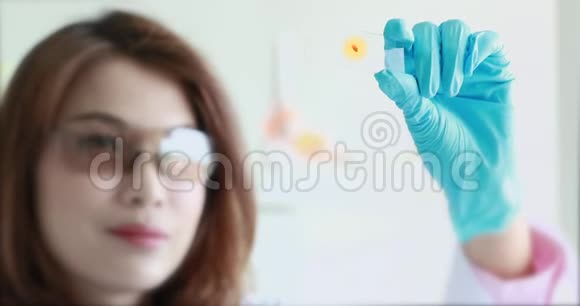 亚洲科学家妇女在实验室里提样品视频的预览图