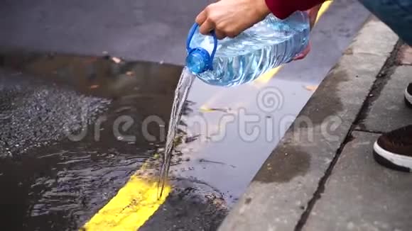 一个有趣而荒谬的视频一个人从瓶子里装满矿泉水的水坑视频的预览图