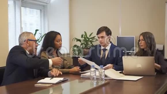 男律师给成熟的商人和非裔美国女商人合同草案视频的预览图