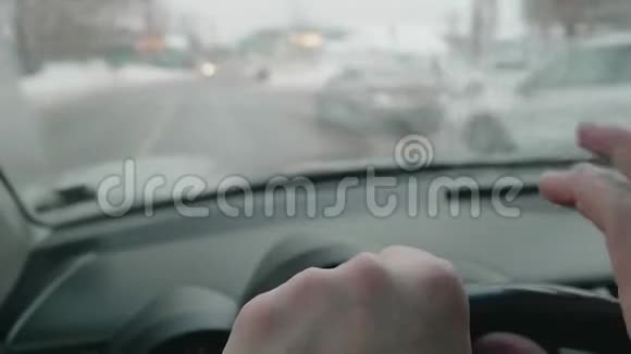 把人的手放方向盘上手指的位置正在改变司机驾驶时的习惯模糊的视频的预览图