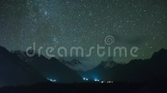阿玛达布拉姆和塔波切山脉上空的夜空尼泊尔喜马拉雅山视频的预览图