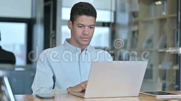 可怜的非洲年轻人在工作中丢失了笔记本电脑视频的预览图