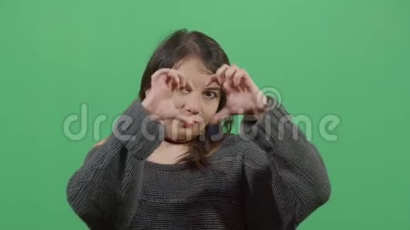 女人用手做心脏视频的预览图