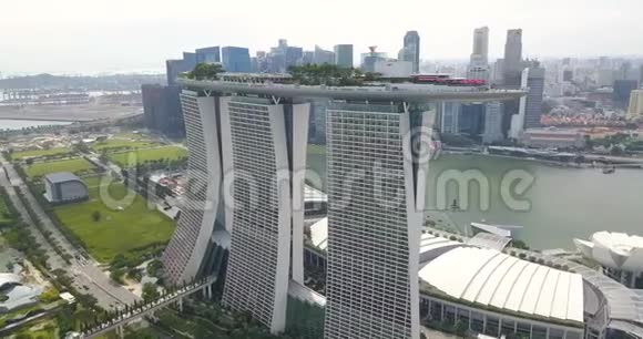 新加坡滨海湾金沙MarinaBaySands的空中拍摄无人机正在慢慢地绕着酒店转视频的预览图