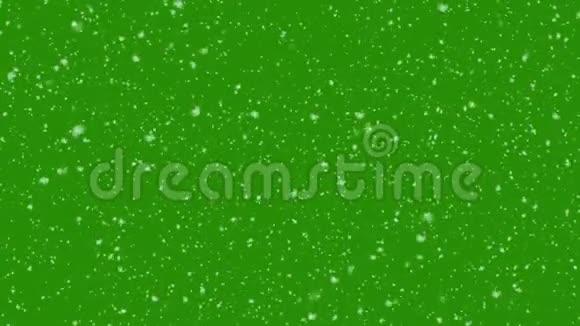 逼真的雪落在绿色的屏幕上冬季创意背景视频的预览图
