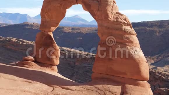 拱门公园中著名的火红色橙色岩石砂岩精致拱门的全景视频的预览图