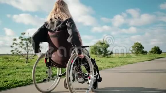 坐轮椅的残疾妇女安静的孤独行走视频的预览图