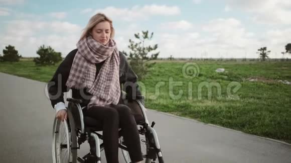 户外轮椅上孤独的残疾妇女视频的预览图