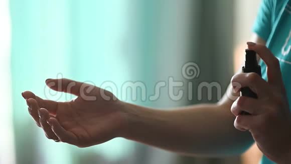 成年妇女在手上喷洒防腐剂视频的预览图