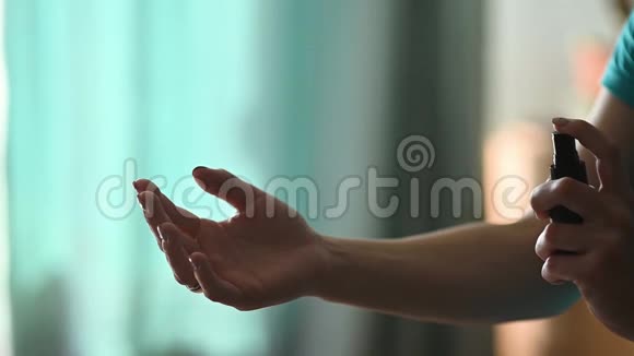 成年妇女在手上喷洒防腐剂视频的预览图