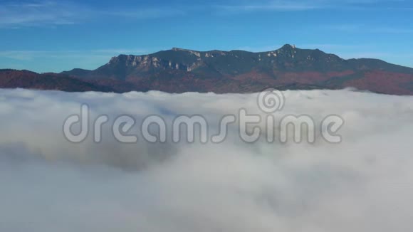 山湖上空云雾缭绕视频的预览图