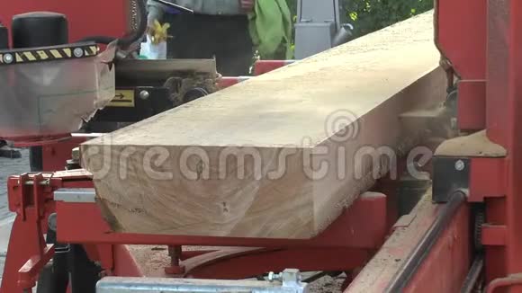 生产木板的工业锯的细节视频的预览图