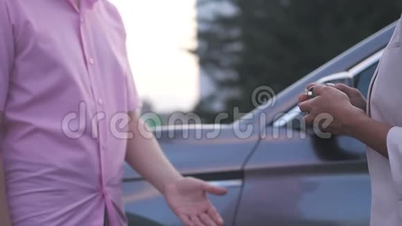 商人在汽车的背景上收到汽车钥匙商业人士握手成功的交易关门视频的预览图