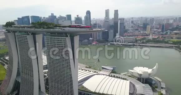 滨海湾金沙航空拍摄无人机在酒店周围展示新加坡地区视频的预览图
