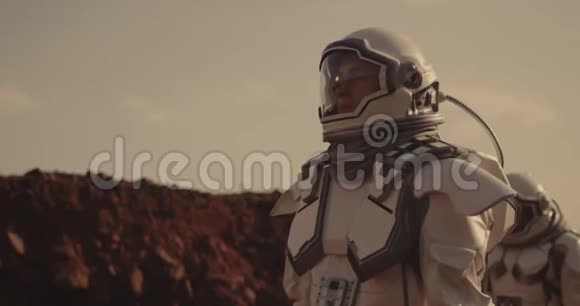宇航员环顾火星视频的预览图