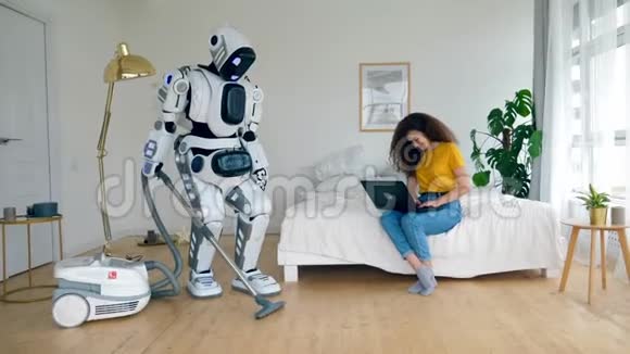 一个半机器人在游荡一个女人在用笔记本电脑视频的预览图