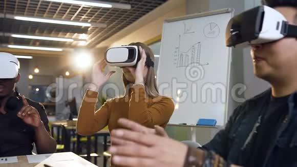 在现代办公室使用虚拟现实虚拟现实眼镜的cowoker焦点小组视频的预览图