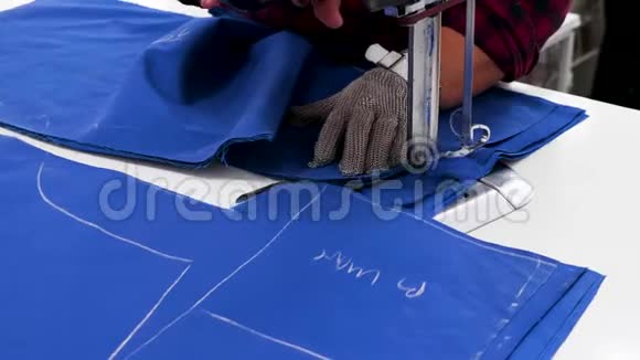 一家纺织厂切割布料形状的女工视频的预览图