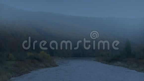 傍晚时分的薄雾河景观视频的预览图