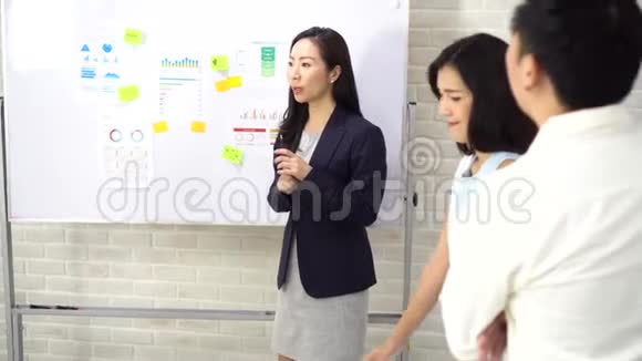自信的亚洲女商人为同事做演讲视频的预览图