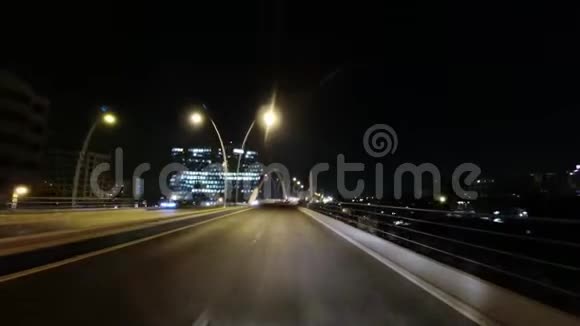 在桥上驾驶的汽车上的仪表盘视频的预览图