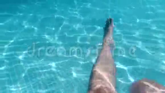 人的脚在水面下潜游雄的双脚在晶莹剔透的碧水中游动视频的预览图