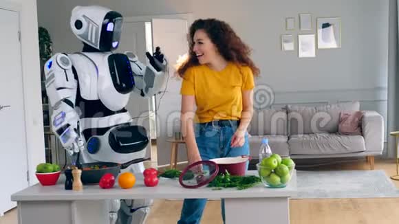 一位女士和一个机器人正在做饭和尝试食物视频的预览图