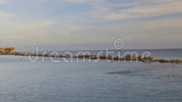 美丽的大西洋表面与蓝天融为一体美丽的自然景观背景库拉索岛视频的预览图