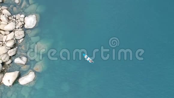 空中蓝色海面上的皮艇视频的预览图
