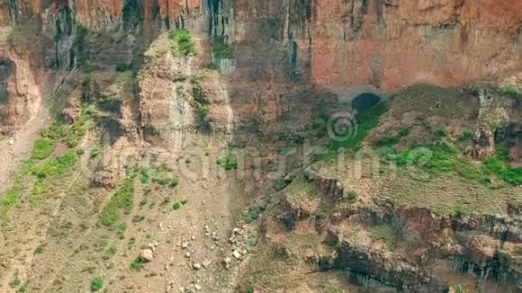 莱索托Maletsunyane瀑布盆地的岩石峭壁视频的预览图