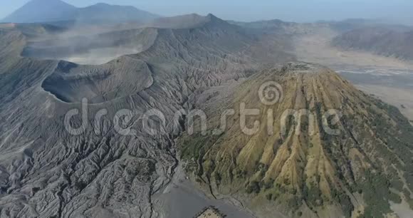 印度尼西亚巴厘岛东爪哇布罗莫火山的鸟瞰视频旅行理念美丽的亚洲视频的预览图
