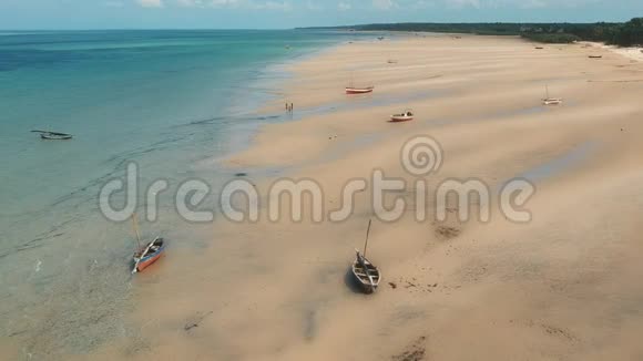 鸟瞰非洲海滩和平静的海洋视频的预览图
