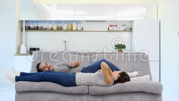 一对夫妻睡在沙发上视频的预览图