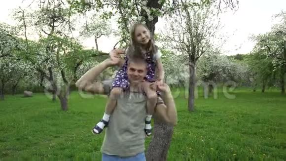 父亲和孩子享受生活带着小女孩的男人手持射击视频的预览图