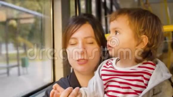 妈妈和女儿坐着一辆移动的公共汽车视频的预览图