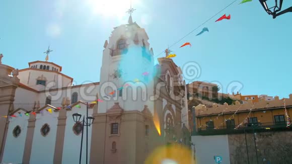 西班牙城市的基督教天主教大教堂阳光照在镜框里街道上装饰着视频的预览图