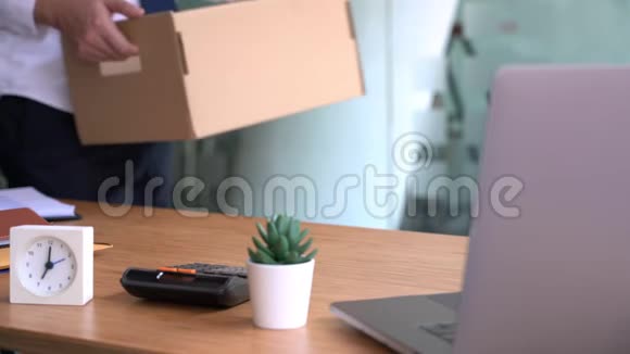 商人的4k视频有一个棕色纸板箱用来辞职或失业改变工作观念视频的预览图