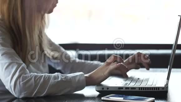 专注的女性在笔记本电脑上打字发送求职申请电子邮件空缺视频的预览图