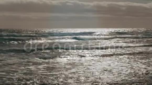 波浪独自在暴风雨的灰色海洋的水面上暴风雨和恶劣天气的概念视频的预览图