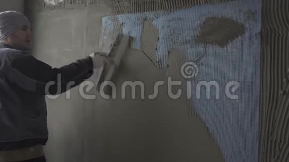一个男人用铲子把墙打烂视频的预览图