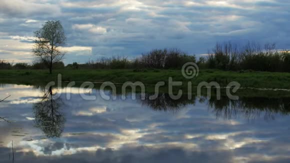 美丽的风景乡村湖泊和大云与水中的倒影4K视频的预览图