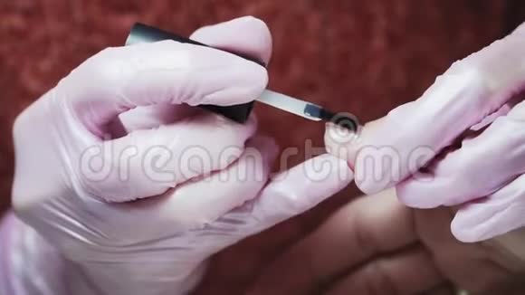 美甲技师制作美甲客户粉色医用手套美容美发美甲护理视频的预览图