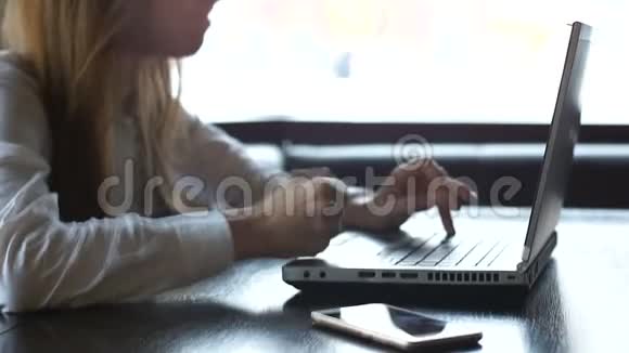 失望的女士积极地在笔记本电脑上打字拒绝工作申请电子邮件视频的预览图