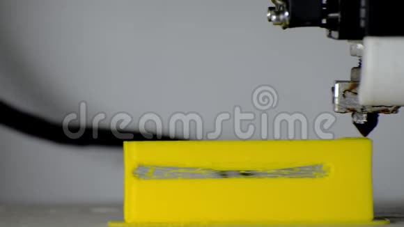 用黄色灯丝关闭3D打印机头视频的预览图