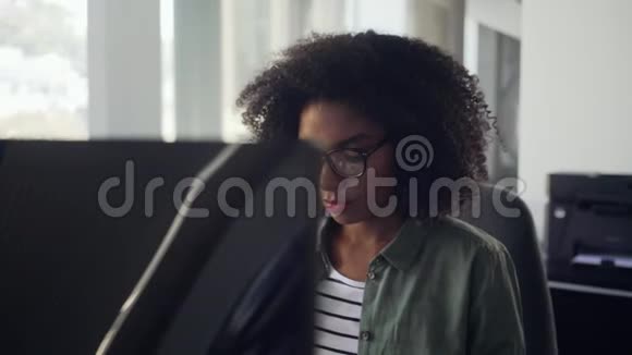 一位年轻的非洲女商人使用电脑视频的预览图